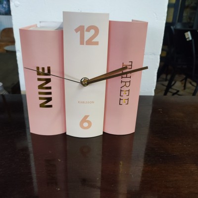 Horloge livre en carton