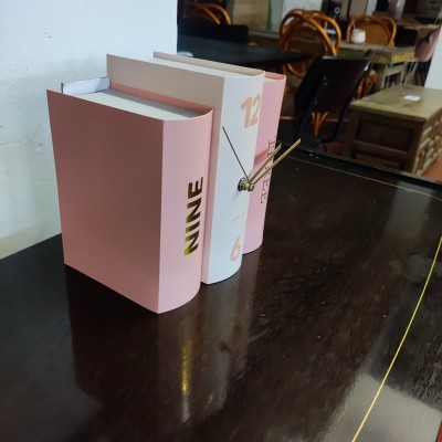 Horloge livre en carton