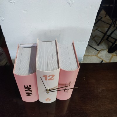 Horloge livre en carton