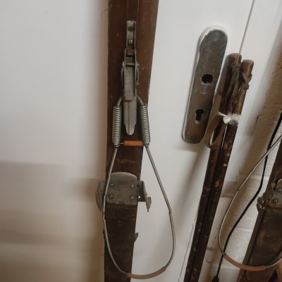 Lampe paire de vieux ski en bois
