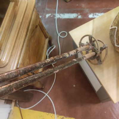 Lampe paire de vieux ski en bois