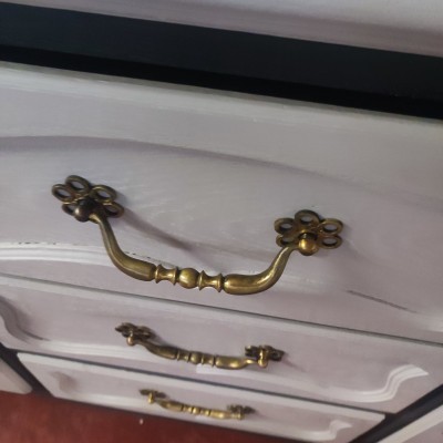 Ancien buffet repeint gris et blanc
