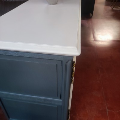 Ancien buffet repeint gris et blanc