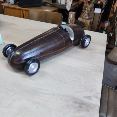 Voiture en cuire et métal