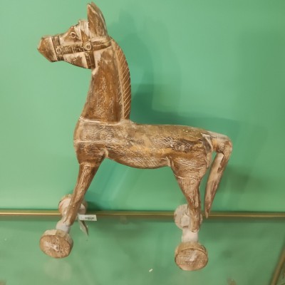 Cheval bois patiné doré