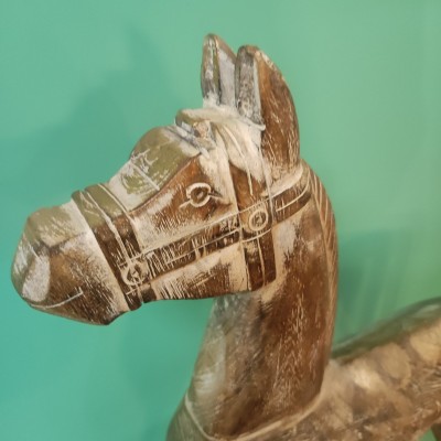 Cheval bois patiné doré