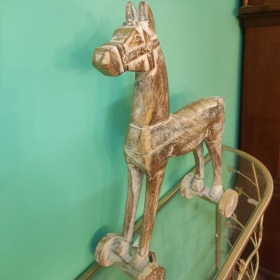 Cheval bois patiné doré